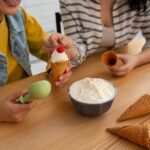 Amigas comiendo helado