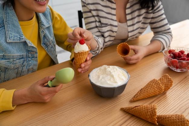 Amigas comiendo helado