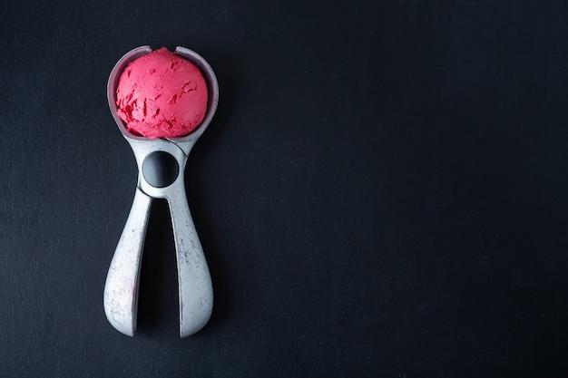 cuchara heladero con helado de fresa