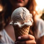 Mujer joven con sosteniendo helado