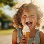 Niña comiendo helado