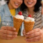 Amigas compartiendo helado