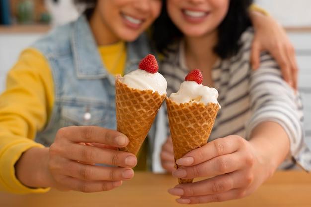 Amigas compartiendo helado